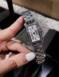 白 金 钻20 Tankaméricaine腕表 卡地亚美国坦克系列 小中号表款，进口石英机芯。316L精钢表壳，钢化水晶镜面，剑形蓝钢指针，鱼鳞316L精钢表