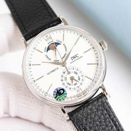 白 -金 Iwc柏涛菲诺系列Iw359001腕表是品牌推出的第一款配备全新自主研发全历模块的作品！ 而其他款式不同，此次表盘采用“上下双眼”布局，12点字位显示 - 点击图像关闭