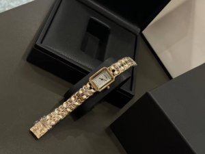 专柜全套包装 小香 小羊皮 中古手表来喽 小方糖 有品位的小姐姐必入款 小红书特别推荐款 进口石英机芯 全钢表头 最新 满钻 可遇不可求的爆款 我家做的是高版本