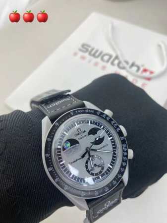 欧米茄Swatch联名 一体壳 系列 性价比超高。认准细节品质！ Swatch斯沃琪Omega欧米茄联名款 钢灰色手表，黑色 Velcro 表带，栩栩如生地体现 - 点击图像关闭