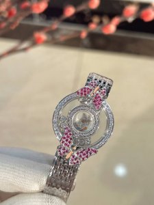 Happy Diamonds系列，快乐钻腕表萧邦 Happy Diamonds 作为萧邦最畅销的系列一直以细腻的手法诠释萧邦标志性灵动钻石的概念，此系列作品柔美