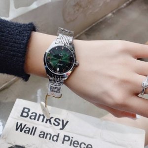 光圈 钻圈 ，金白同价 最新首发 细致腕美 谐美不朽 无暇挑剔 特别设计！ 品牌 :鸥米茄 实物更美 值得推荐 类型 ：精致名典女士腕表 表带 ：316精钢表带