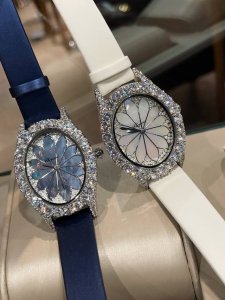 chopardl'heuredudiamant#系列腕表，采用品牌标志性“皇冠爪镶”工艺，以精湛技艺与风格为女性之美谱写出一曲奢美的颂歌，一如作品上镶嵌的耀眼美