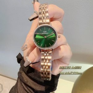 2024年春季dw 新品低调奢华女款经典表，镶钻表壳 石英机芯，合金材质与白金电镀，整体质感和气质都变了，精致感upup搭配小巧壳形，上手效果完美！尺寸28Mm