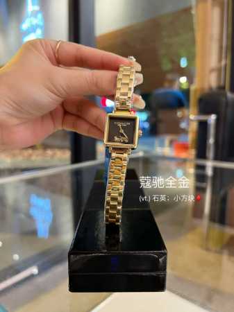 Coach 蔻驰cass系列茶玫瑰表盘双按扣石英手表女表小方糖小方表。 立体感茶玫瑰搭配个性方形表盘，优雅时尚，设计感小巧精致 表壳材质：镀金钢。 机芯材质：石 - 点击图像关闭