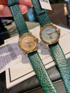白 金 钢带20 来点硬货！日本中古二手店淘回来的gucci款，极其富有淑女范儿。配上及其简单的表盘，除去记录时间外别无其他功能，删繁就简，追忆简单生活。 时尚