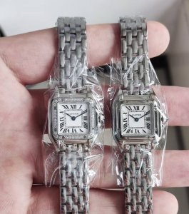 光 钻 极具魅力的简约小方表 卡地亚小号猎豹女款 猎豹可以说是卡地亚的经典作了，小号尺寸22Mm*30Mm，线条感非常立体，表盘简约大气，罗马刻度搭配烤蓝色指针