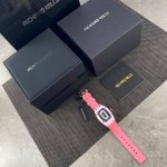 表界女神” 理查德米勒Rm07-1红唇黑唇系列，酒桶形的表壳线条流畅而优雅。贴合手腕，佩戴舒适。尺寸45.6X31.4Mm，采用三层结构，表圈与底盖以12根五级