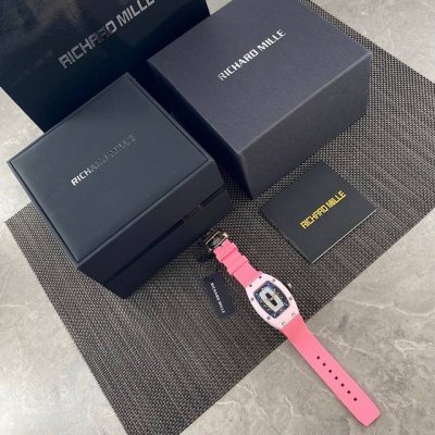 表界女神” 理查德米勒Rm07-1红唇黑唇系列，酒桶形的表壳线条流畅而优雅。贴合手腕，佩戴舒适。尺寸45.6X31.4Mm，采用三层结构，表圈与底盖以12根五级