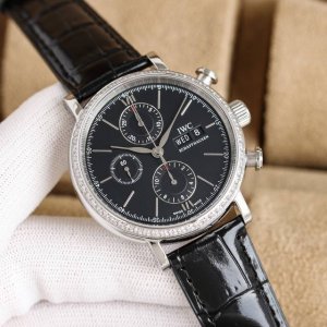 白钻 玫 Tw倾情演绎 Iwc万国波涛菲诺计时腕表 腕表尺寸42Mmx13.5Mm 完美同步正品 表壳以精钢材质打造 通过细致的抛光打磨之后呈现出细腻光泽 镶嵌