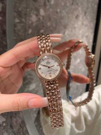 白 .金+20.钻+30。 欧米茄 Omega 精品女神水滴系列腕表。精致唯美的设计，让您的美丽无处不在，也将华丽与经典融合，创造出惊艳巨作，表盘清新淡雅，色彩 - 点击图像关闭