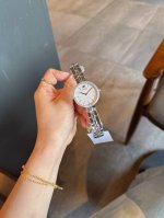 Swarovski 施华洛世奇最新款专柜升级更新了原来的旧款版本新版的不仅仅在细节上做了调整更是在原来的版本上增加了工艺难度，使之更加的轻薄，佩戴上手效果更佳简