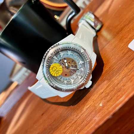 古驰 Gucci新款新款 Gucci Dive 系列腕表全新亮相 以潜水表为设计灵感 蜜蜂 星星 等元素点缀透明表盘 唤起本真记忆 在可持续工艺的加持下 这款腕 - 点击图像关闭