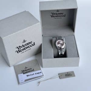 Vivienne Westwood 薇薇安 威斯特伍德 西太后 28Mm粉表盘 优雅浪漫女士腕表 时尚新潮石英女表 表盘经典阳光射线纹饰为粉色镀银表盘，带来细细