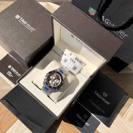 新款高颜值已上线！ 。Original Tagheuer 泰格豪雅F1系列，石英男士腕表 原单货！表面立体裁制，六针计时带日历！瑞士原装机芯！精钢表带表壳，蓝宝 - 点击图像关闭