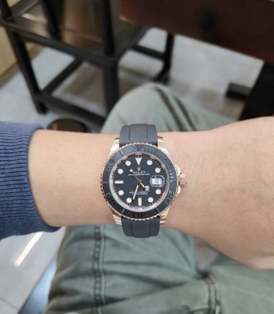 我超喜欢的劳力士126655玫瑰金游艇来辣 昨天一个美女小姐姐找我收的这一只 年2月卡的劳力士游艇名仕M126655-0002玫瑰金游艇 今天也是到啦 18K玫