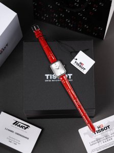 金520原单新款 DDD 市场最新天梭芳心小美人 虞书欣同款。 DDD 采用进口石英机芯。钻石切割玻璃，稳定无售后。手表尺寸30Mm，50M生活防水，标准针扣！