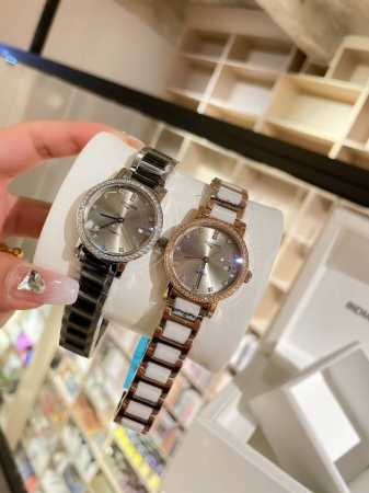 陶瓷白 金 钻30 品牌:浪琴 类型:女士专属定制款 机芯:日本进口石英机芯 表带:采用316精钢表带 玻璃:供形蓝光玻璃尺寸:女装30Mm - 点击图像关闭