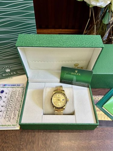 B H 配图片包装35 劳力士日志到货类型：三针日志系列陶瓷圈表带：顶级进口316精钢保险扣表带机芯：进口石英机芯镜面：顶级进口防伪标水晶镜面尺寸：直径 40M