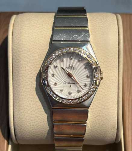 欧米茄 星座系列123.25.27.60.55 2女士石英腕表 表径27毫米 附件保卡 饰有射线光芒图案的白色珍珠贝母表盘，同时饰有钻石小时刻度18K红金,镶钻