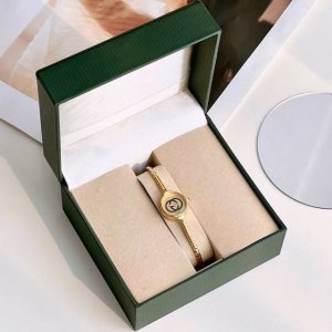 日本中古二手店淘回来的Gucci款！极其富有淑女范儿。配上及其简单的表盘，除去记录时间外别无其他功能，删繁就简，追忆简单生活。时尚就是一个轮回，现在正流行的也可