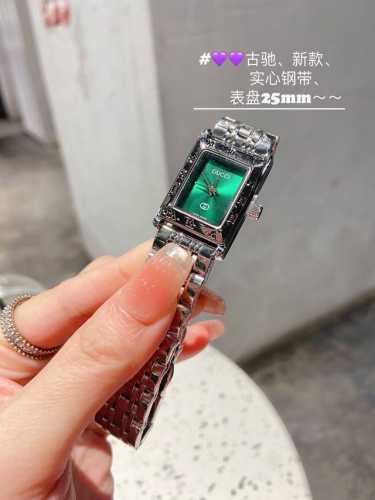 Gucci Vintage 中古表最怀念的味道那就是gucci罗马表盘，浓浓的怀旧气息和历史感是中古表给的。简约表盘，外圈是复古又有辨识度的罗马刻度。日常搭配衬