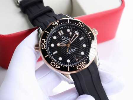 欧米茄-Omega 海马系列300米潜水腕表 表壳采用316L精钢表壳，搭载同级唯一陶瓷原装单向旋转计时圈口。表壳侧面泄压阀跟原装一致。表径40Mm 圈口采用进 - 点击图像关闭