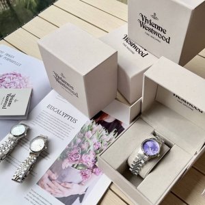 Vivienne Westwood微微安西太后女款石英表 放射纹表盘搭配简约三针柳钉时标 12时位土星标识 3时位可视日期窗方便日常读时 任由挑选搭配不同的装饰