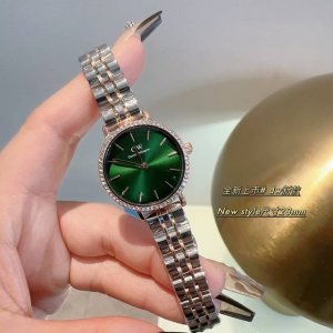 2024年春季dw 新品低调奢华女款经典表，石英机芯，合金材质与白金电镀，整体质感和气质都变了，精致感upup搭配小巧壳形，上手效果完美！尺寸28Mm双按扣