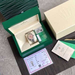 劳力士rolex女款蚝式日志型腕表！年度最火的粉色字面表盘，镶嵌10颗vs级别天然真钻时标！每一块表都中国gtc权威机构出具的真钻证书！表盘尺寸31毫米。采用9