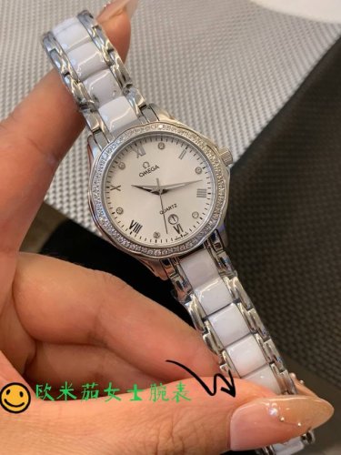 欧米茄全新升级款 皮带 钢带20陶瓷50珍珠贝壳字面.采用独家定制真月相.超高性价比.进口石英机芯走时精准.壳套采用316精钢.进口小牛皮表带.尺寸30Mm厚度