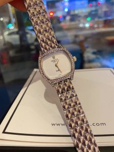 低调奢华劳力士rolex 1970’S古董表，劳家小方表 瑞士石英机芯，合金材质与白金电镀，整体质感和气质都变了，精致感upup搭配小巧壳形，上手效果完美！尺寸