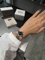 范思哲 Medusa Secret系列，表径25Mm，立体的美杜莎盖面，每一次翻开，都是来自时间的惊喜，灵感汲取于翻盖吊坠与怀表，融合出夸张，大胆的新颖时计。搭