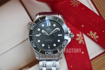 给你双倍的品质！ 欧米茄海马 系列，热门爆款。表径42Mm，弧拱形双面防反光蓝宝石玻璃表镜，表盘采用抛光陶瓷制成，并用激光携刻了波纹图案，镂空指针与浮雕刻度经过