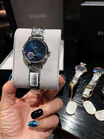 白 金 钢带+20 钻圈+20 欧米茄-Omega 女士腕表 进口石英机芯 316L精钢表壳 直径34Mm厚8Mm该款腕表备受女性喜爱，四季衣服搭配，尽显优雅在 - 点击图像关闭