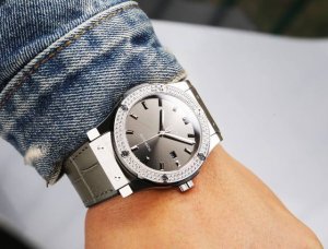 白钻： . 色20. 独家首发 独家品质 硬汉专属 运动型腕表 前卫时尚贵族气息 高清实拍 品质保证 最新 ：恒宝最新设计简约新品 类型 ：精品男士腕表 表带