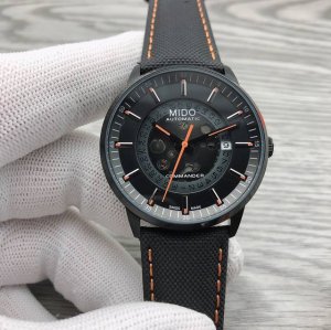 元 Mido 美度 指挥官系列 M021.407.37.411 Commander Gradient 香榭系列渐层80小时腕表，透过渐层半透烟熏色面盘，模糊了镂