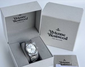 腕间这枚Emporio Armani Sinfonia白月光系列腕表 是白鹿同款系列的Mini Size 温润小巧的椭圆形表盘上镶嵌着白色母贝 如同我们内在的多