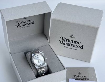 腕间这枚Emporio Armani Sinfonia白月光系列腕表 是白鹿同款系列的Mini Size 温润小巧的椭圆形表盘上镶嵌着白色母贝 如同我们内在的多