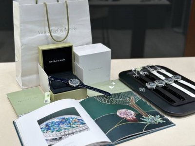 独家实拍 认准品质与细节 梵克雅宝-Van Cleef&Arpels最新V2版 诗意复杂功能系列：恋人之桥最浪漫的手表 瑞士定做石英机芯 蓝宝石玻璃镜面 表壳直