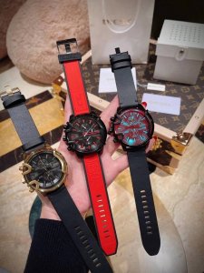 迪赛 最新款意大利潮牌 今年超流行配色复古金 帅爆了 男女同款 尺寸46Mm 同步 6针多功能计时带日历 进口机芯哦只做最好 没有更好！纯钢表壳不掉色 可配包装