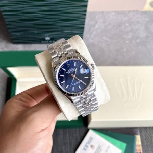 劳力士日志 最新版牛货 开始发售 劳力士 日志型 36Mm蓝色条订字面 堪称经典腕表的典范 不论是功能还是美学风格 都历久常新 此腕表于1945年问世 是世界上