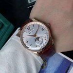 Jaeger Lecoultre Master Ultra Thin Moon积家超薄月相大师系列腕表,秉持了积家的一贯传统，其每个细节都延续了品牌细腻的品位和