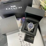 独家原装机械男款 Coach 蔻驰Charter系列全钢机械男表，以经典Logo元素打造高辨识度时尚外观，兼具百搭与绅士格调。内圈秒针规范圈、外圈数字刻度搭配三