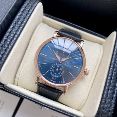 玫瑰金+20Iwc柏涛菲诺系列Iw3 01腕表是品牌推出的第一款配备全新自主研发全历模块的作品！ 而其他款式不同，此次表盘采用“上下双眼”布局，12点字位显示星