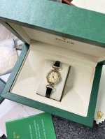 这是谁的梦中情表啊 Rolexprince 爱德华时代 这款来自1920年的古董石英女表 正是当时最流行的麦穗纹设计寓意丰收喜悦 配上八角造型的表壳寓意八方来财