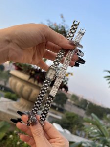 阿玛尼 Armani Ar11323 复古摩登系列风格腕表 甄选精致渐变天然珍珠贝母表盘 折射光彩 优雅质感由内而发 流光溢彩 简约双针设计 搭配水钻刻度 简洁