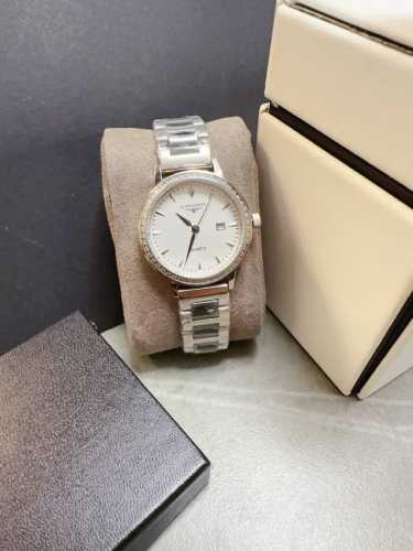 钻钢310陶瓷+20 浪琴-Longines 简约大气女款 进口石英机芯 矿物质玻璃镜面 316L精钢表壳 直径28Mm厚8Mm 该款腕表备受女性喜爱，在不同的