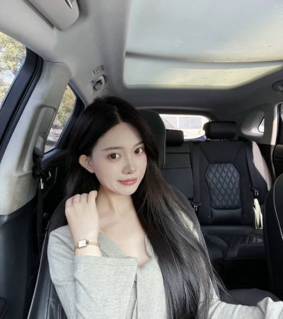 Danielwellington 小方糖手表 噂嘟长到了我的审美上！ 通体金色搭配小方表盘 是一眼看得见的高级感 戴起来也是优雅贵气～ 精致提升气质真的爱啦