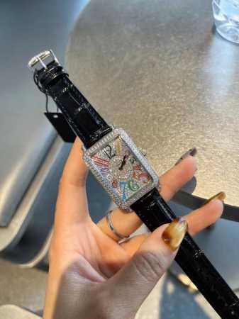 这款法穆兰的长岛系列腕表，一上手我发现整个腕表非常服帖手腕，表壳的底盖是做了孤形设计，完美贴合女式的手腕，超喜欢blingbling的东西，什么风格都可以搭！石 - 点击图像关闭